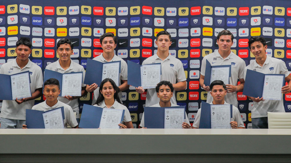 El Club Universidad Nacional reconoce a futbolistas egresados de B@UNAM